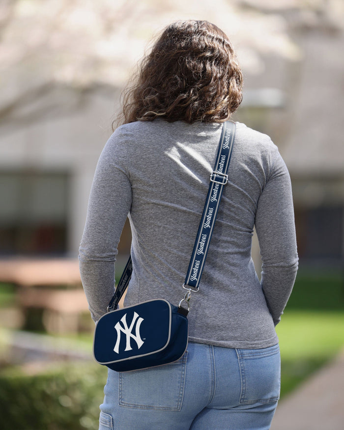 New York Yankees Team Logo Crossbody Bag FOCO - FOCO.com