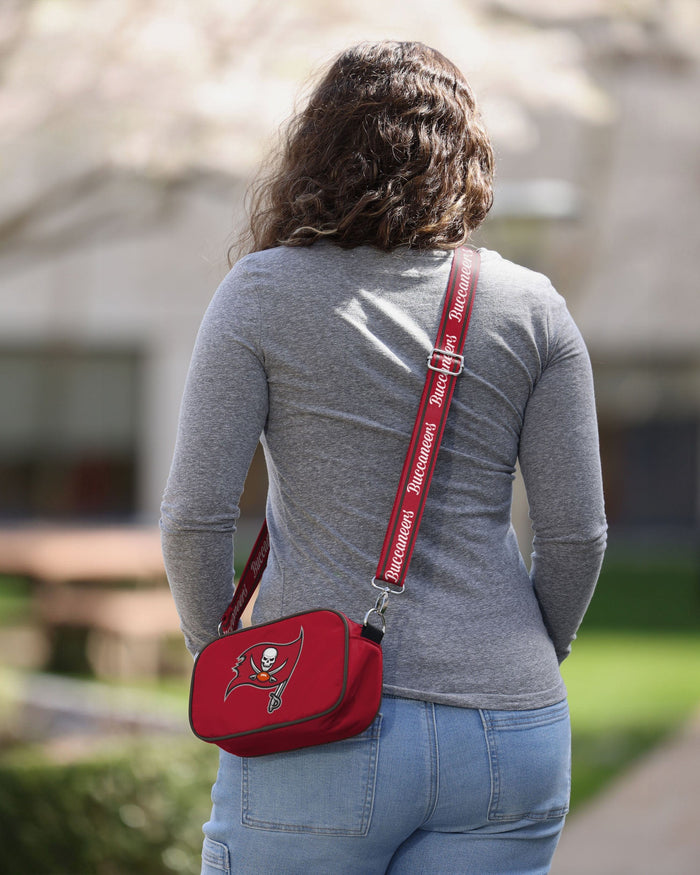 Tampa Bay Buccaneers Team Logo Crossbody Bag FOCO - FOCO.com