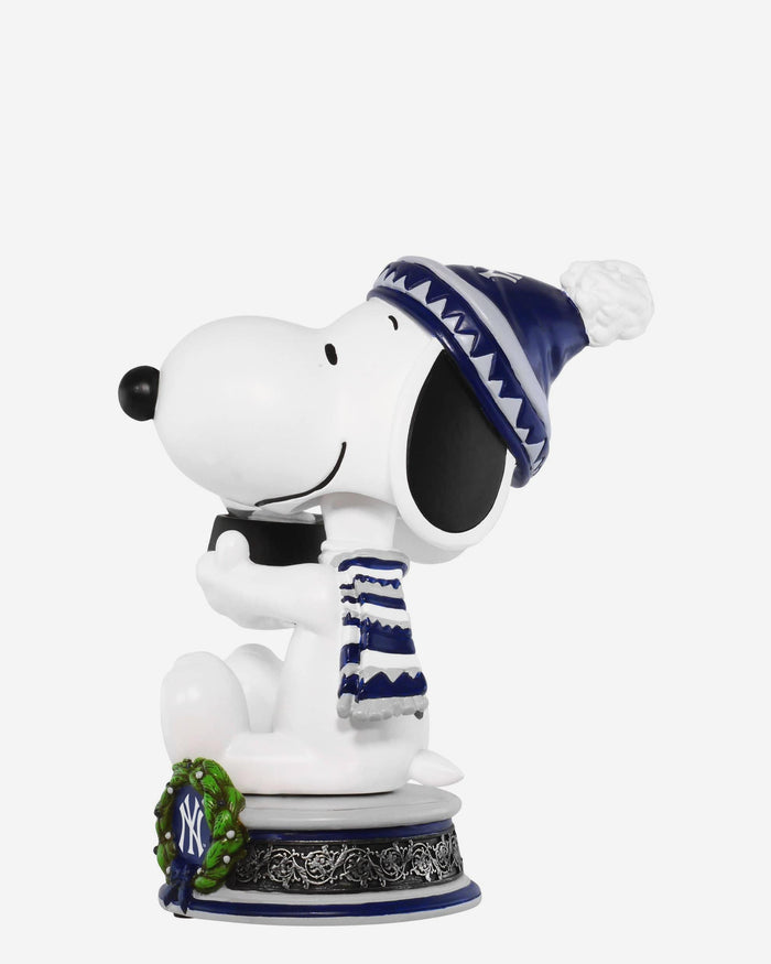 New York Yankees Snoopy Peanuts Snow Globe Bobblehead FOCO - FOCO.com