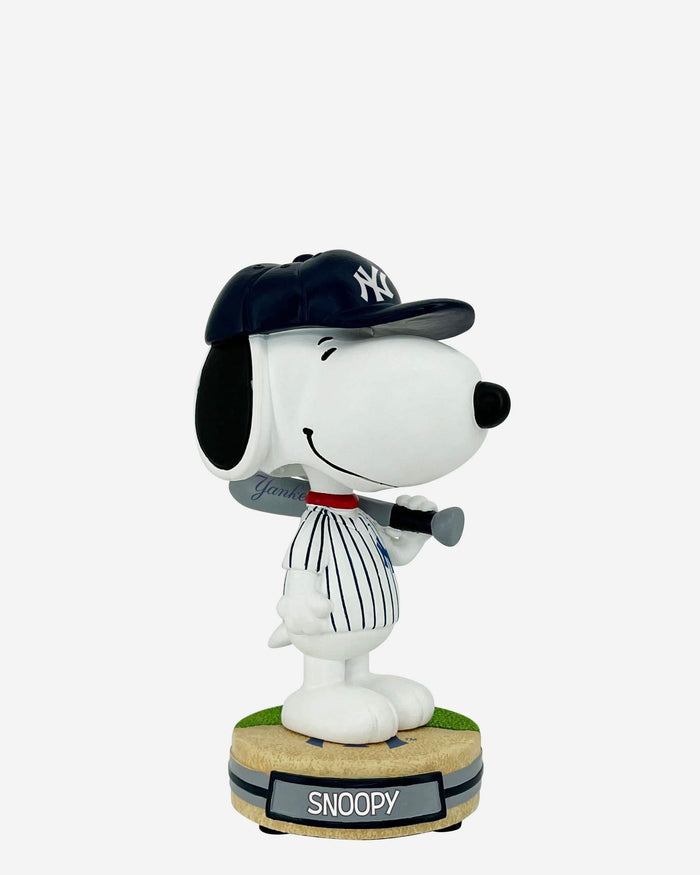 New York Yankees Snoopy Peanuts Mini Bighead Bobblehead FOCO - FOCO.com