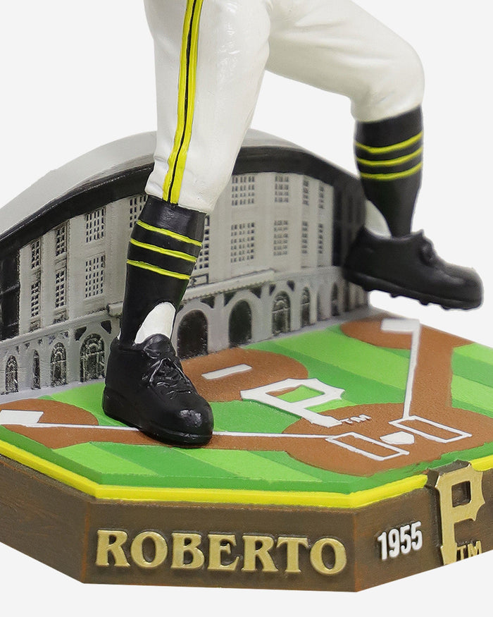 Roberto Clemente Pittsburgh Pirates Retired Pro Gate Series Bobblehead FOCO - FOCO.com