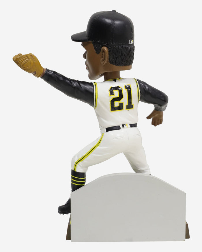 Roberto Clemente Pittsburgh Pirates Retired Pro Gate Series Bobblehead FOCO - FOCO.com