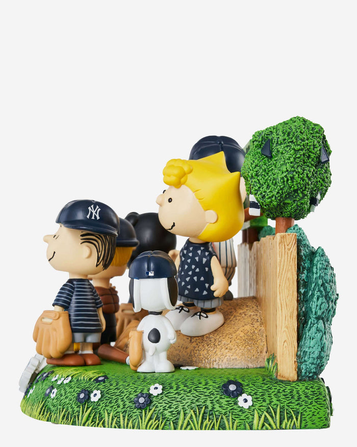 New York Yankees Peanuts Gang Baseball Field Mini Bobblehead Scene FOCO - FOCO.com