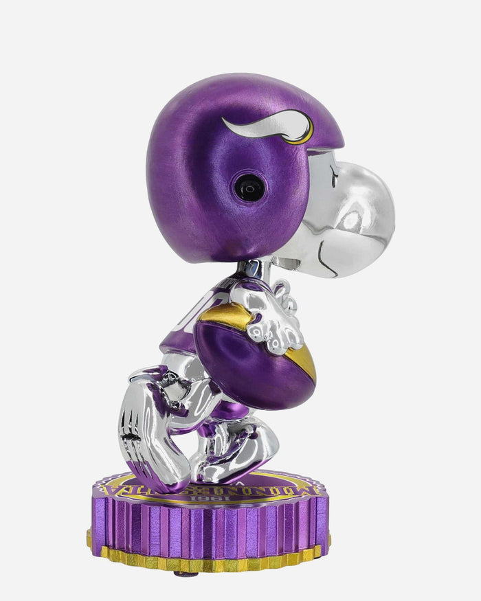 Minnesota Vikings Snoopy Peanuts Electroplated Medium Bighead Bobblehead FOCO - FOCO.com