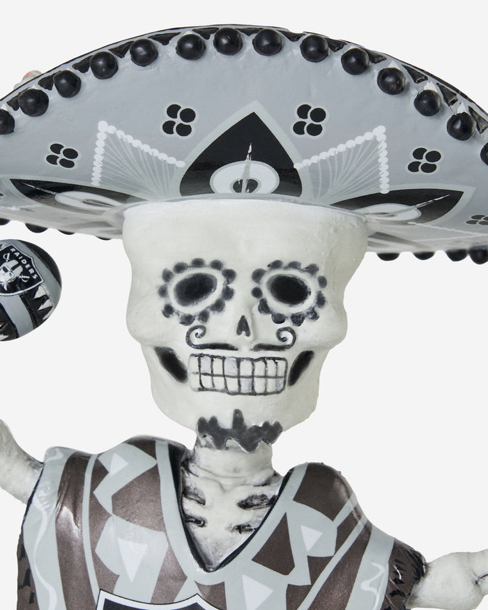 Las Vegas Raiders Calavera Glow in the Dark Bobblehead FOCO - FOCO.com