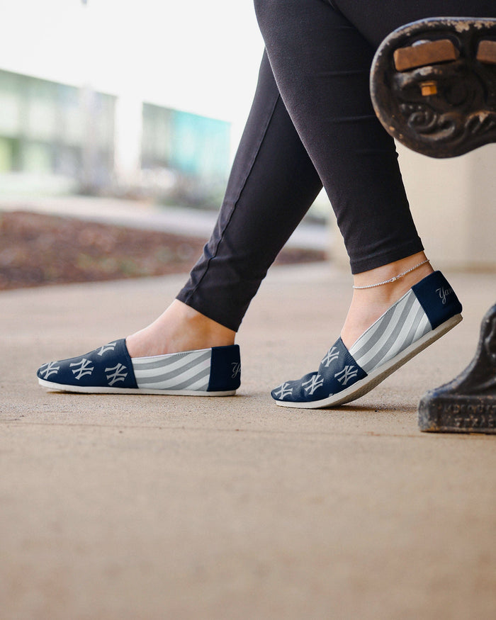 New York Yankees Womens Stripe Canvas Shoe FOCO - FOCO.com