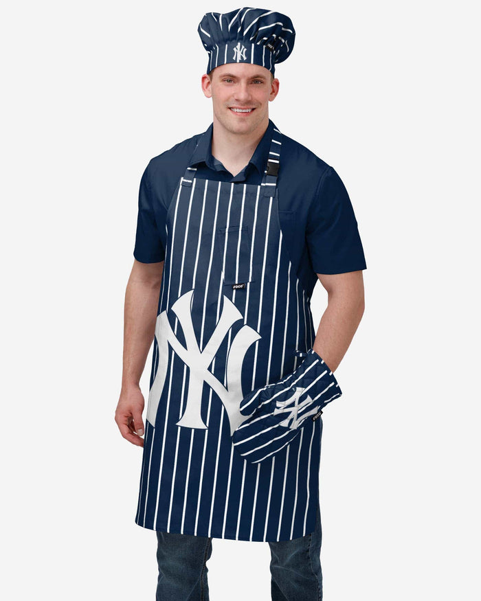 New York Yankees Pinstripe Oven Mitt FOCO - FOCO.com