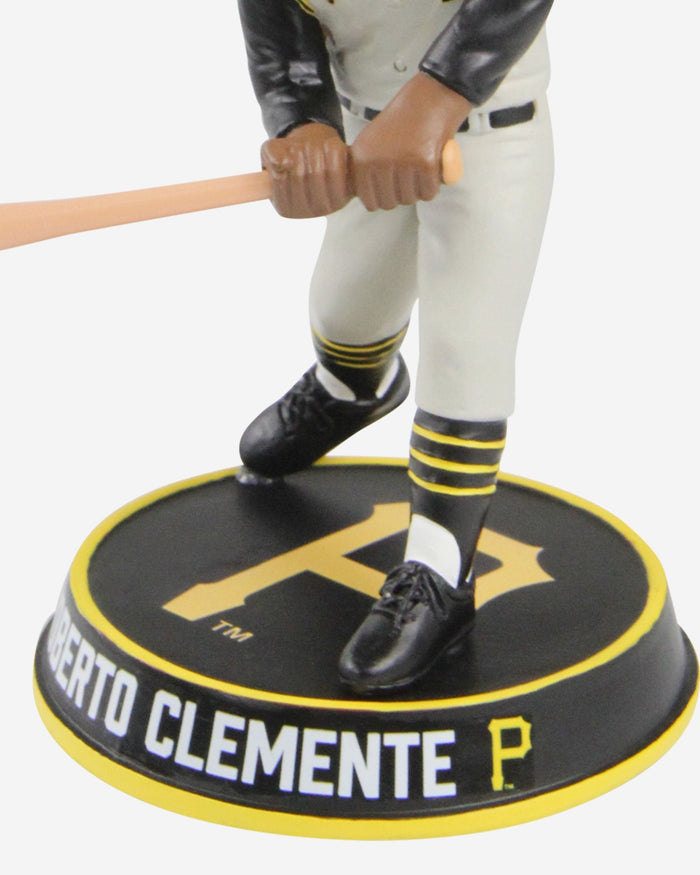 Roberto Clemente Pittsburgh Pirates Variant Bighead Bobblehead FOCO - FOCO.com