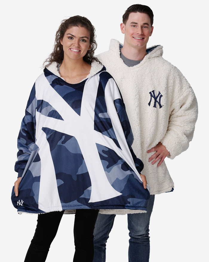 New York Yankees Reversible Team Color Camo Hoodeez FOCO - FOCO.com